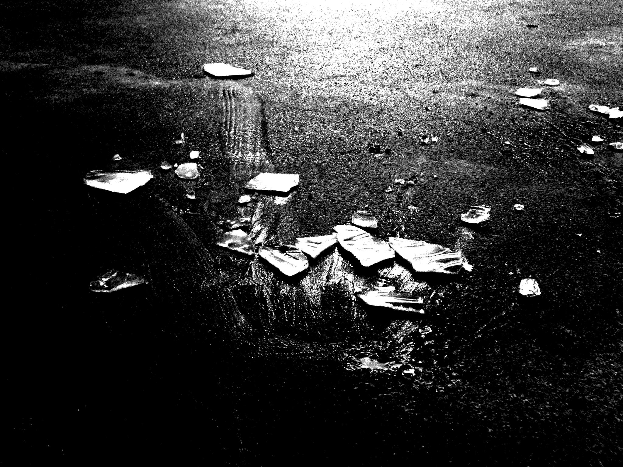 Image de glace sur lac gelé en noir et blanc saturé